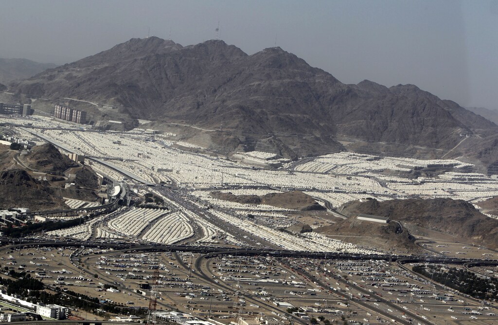 A general view of the tents of Muslim pilgrims at Mena where they cast stones at walls symbolising Satan, November 7, 2011. Muslims around the world celebrate Eid-al-Adha, marking the end of the haj, by slaughtering sheep, goats, cows and camels to commemorate Prophet Abraham's willingness to sacrifice his son Ismail on God's command. REUTERS/Ammar Awad (SAUDI ARABIA - Tags: RELIGION) - RTR2TPWQ