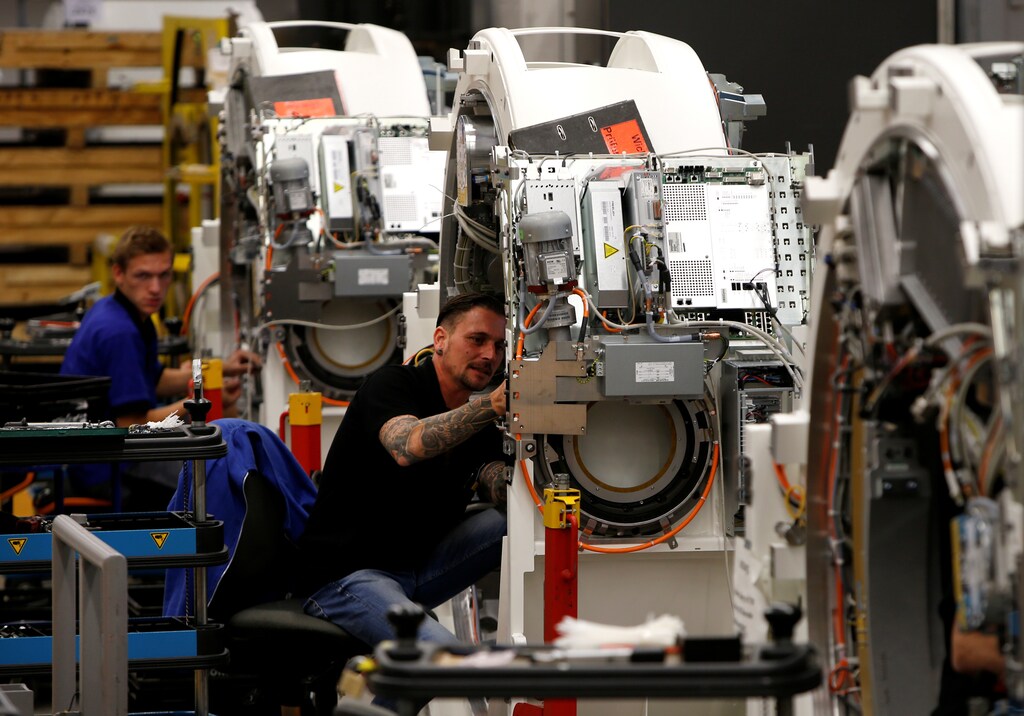 Employees work at Computed Tomography 'CAT scan' at the manufacturing plant of Siemens Healthineers in Forchheim near Nuremberg, Germany, October 7, 2016. REUTERS/Michaela Rehle - RTSS40P