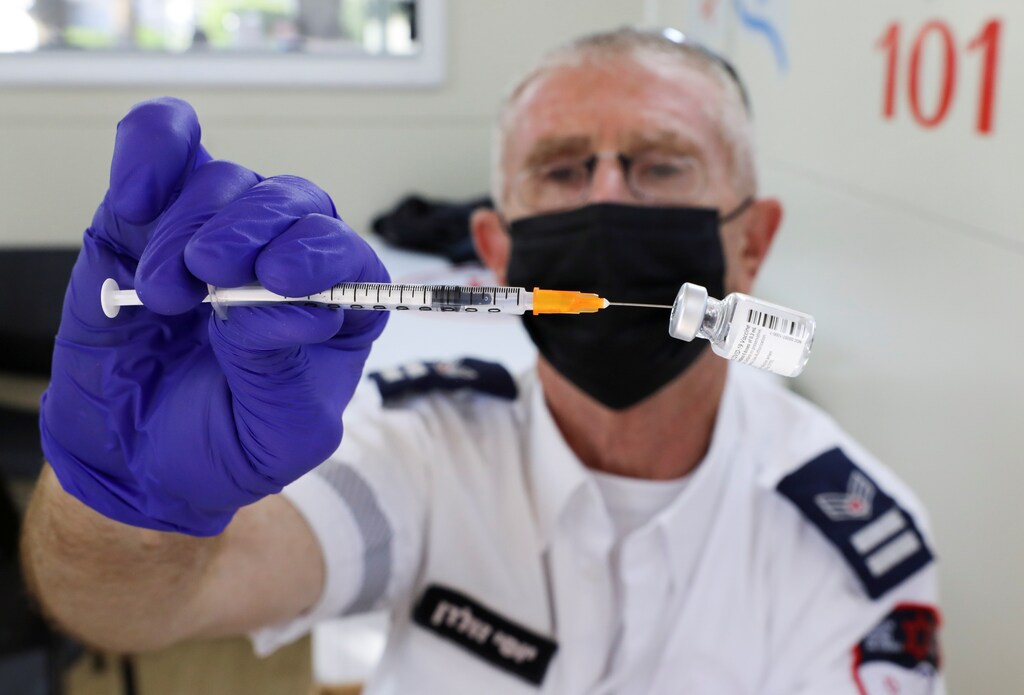 A health worker prepares a vaccination against the coronavirus disease (COVID-19) at a mobile vaccination centre, as Israel continues to fight against the spread of the Delta variant, in Tel Aviv, Israel July 6, 2021. REUTERS/Ammar Awad - RC23FO9EVUCX
