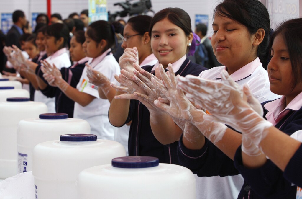 Schoolchildren wash their hands during an activity for the upcoming Global Handwashing Day October 12, 2009. October 15 has been appointed Global Handwashing Day in accordance with the year 2008 as the International Year of Sanitation by the UN. REUTERS/Mariana Bazo (PERU SOCIETY IMAGES OF THE DAY) - GM1E5AD0BNY01