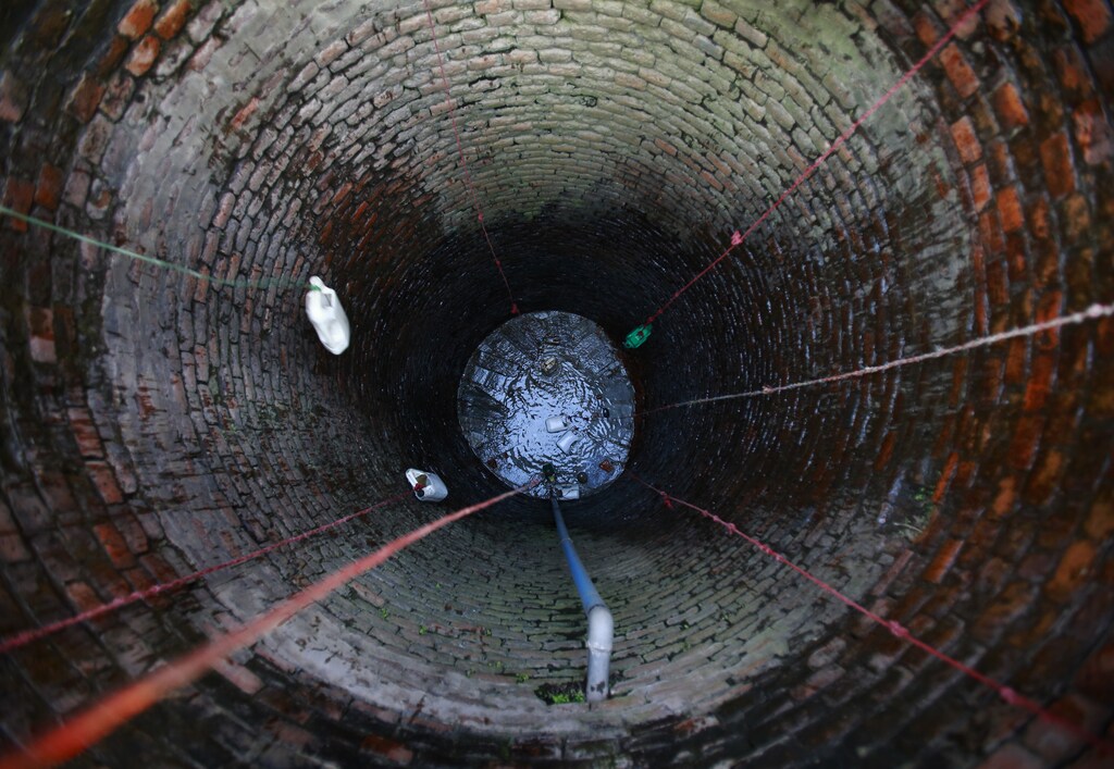 a picture of the inside of the well