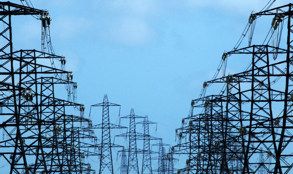 Power lines and pylons stretch out from Dungeness nuclear power station in south east England August 24, 2010. REUTERS/Luke MacGregor (BRITAIN - Tags: ENERGY) - GM1E68P00K101