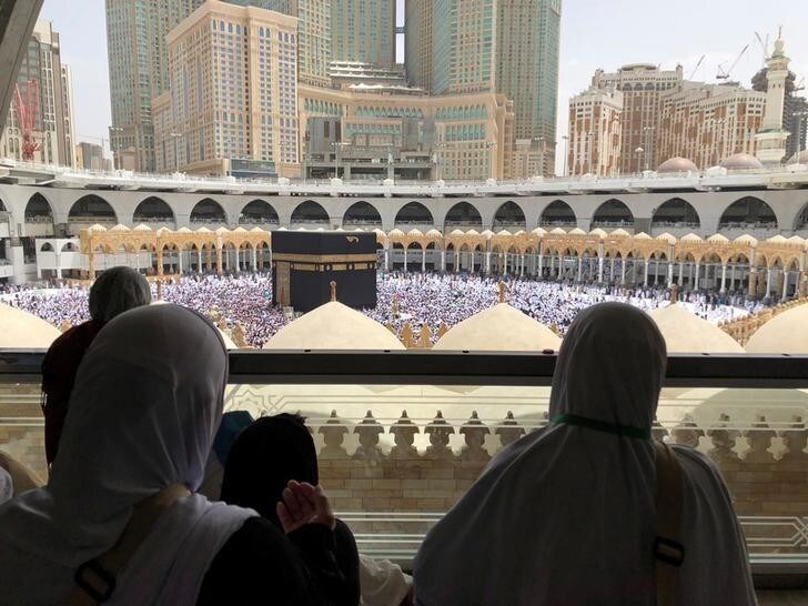 Muslim women pray and gather around the holy Kaaba at the Grand Mosque during the holy fasting month of Ramadan in Mecca, Saudi Arabia, May 25, 2018. REUTERS/Ahmed Jadallah