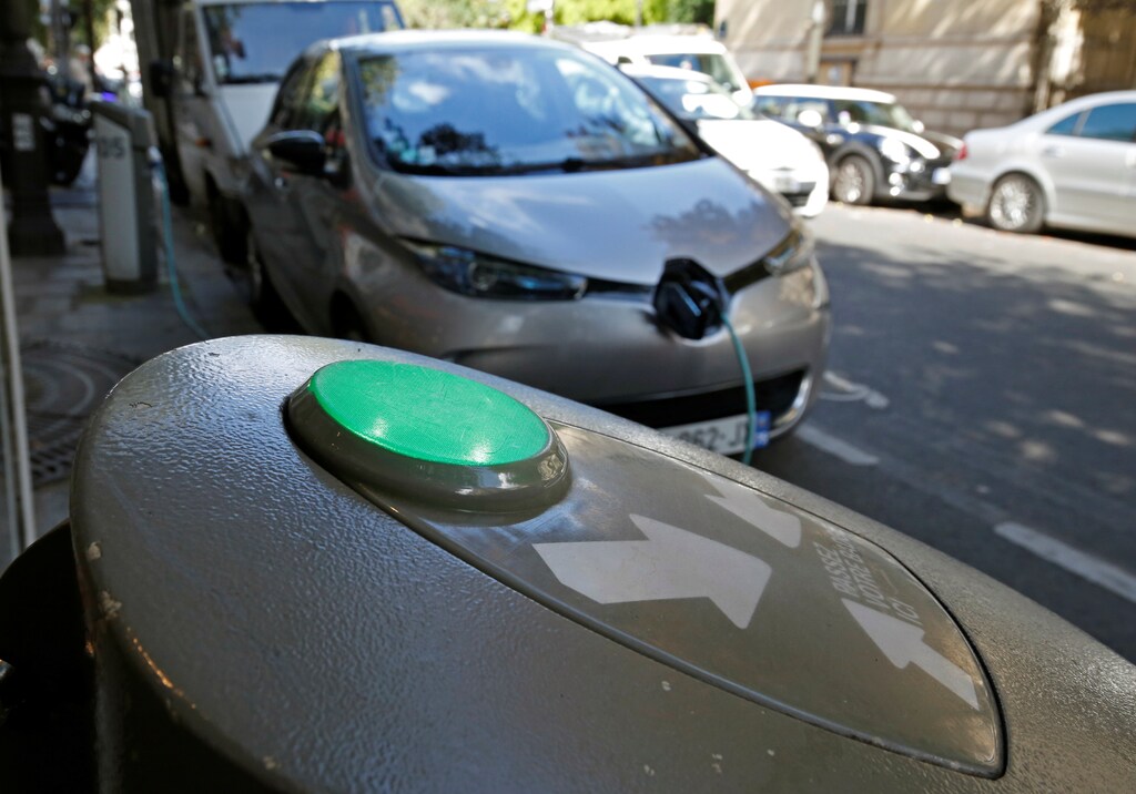 An electric car is being charged in a Paris street, France, September 12, 2017. Picture taken September 12, 2017. REUTERS/Philippe Wojazer - RC113CA61AA0