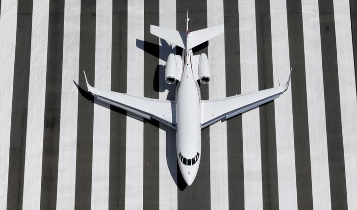 A Learjet prepares to land at Congonhas airport in Sao Paulo February 12, 2015. REUTERS/Paulo Whitaker (BRAZIL - Tags: SOCIETY TRANSPORT BUSINESS TPX IMAGES OF THE DAY)