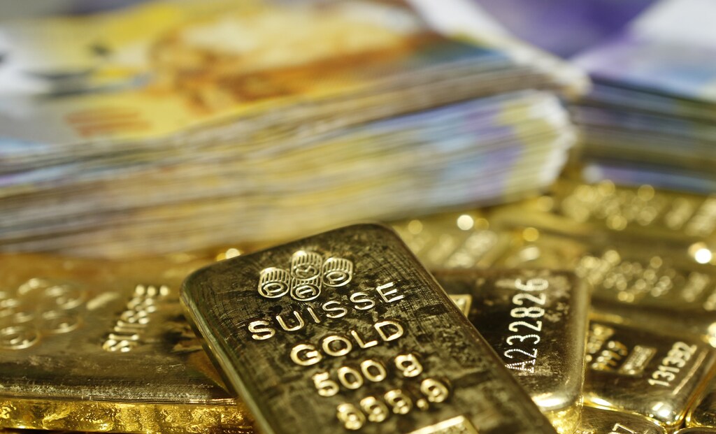 Gold bars and Swiss Franc banknotes are seen in this illustration picture taken at the GSA in Vienna November 13, 2014. Swiss voters looked set November 30, 2014, to clearly reject proposals that would have forced the central bank to buy up massive amounts of gold and imposed strict limits on immigration, threatening close economic ties to the European Union. The "Save our Swiss gold" initiative, proposed by the right-wing Swiss People's Party out of concern that the central bank has sold too much of its gold in the past, looked set to be rejected by 78 percent of voters, according to an initial projection of the voting trend from Swiss broadcaster SRF. Picture taken November 13, 2014. REUTERS/Leonhard Foeger (AUSTRIA - Tags: BUSINESS) - LR1EABU0YN0WQ