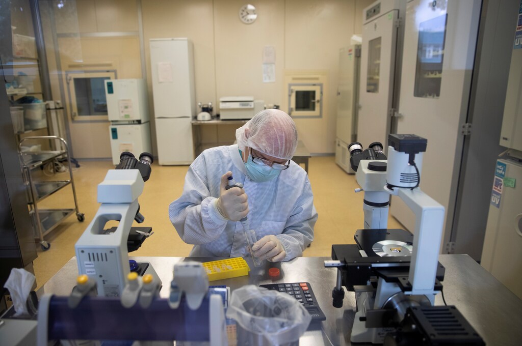 A specialist works at Binnopharm pharmaceutical plant, part of Alium Group owned by Sistema financial corporation, which develops "Gam-COVID-Vac" vaccine against the coronavirus disease (COVID-19) in Zelenograd near Moscow, Russia September 18, 2020. REUTERS/Maxim Shemetov - RC201J9XEXFT