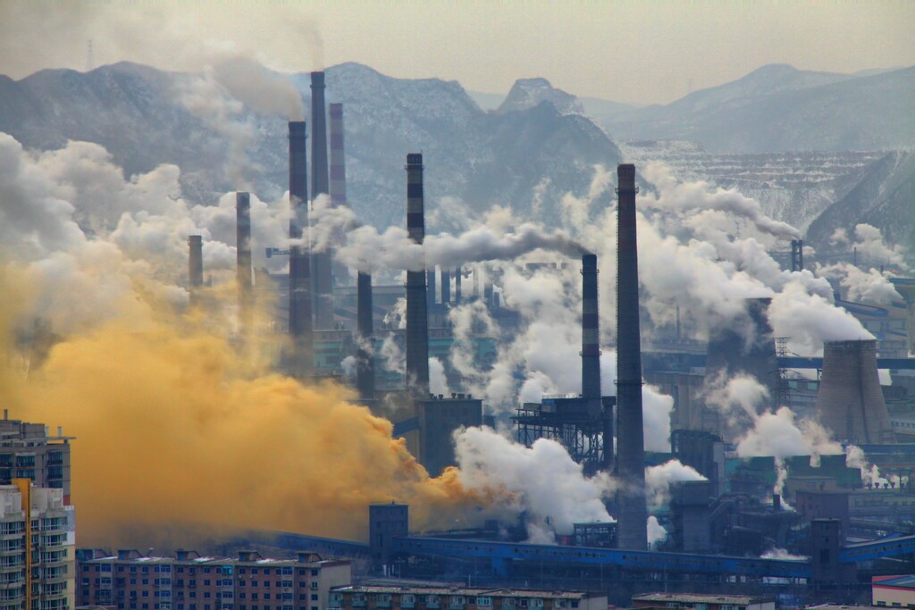 Chimeneas en Benxi, China: Cumplir los objetivos de energía neta cero puede implicar la transición de las fuentes de energía tradicionales a las renovables.
