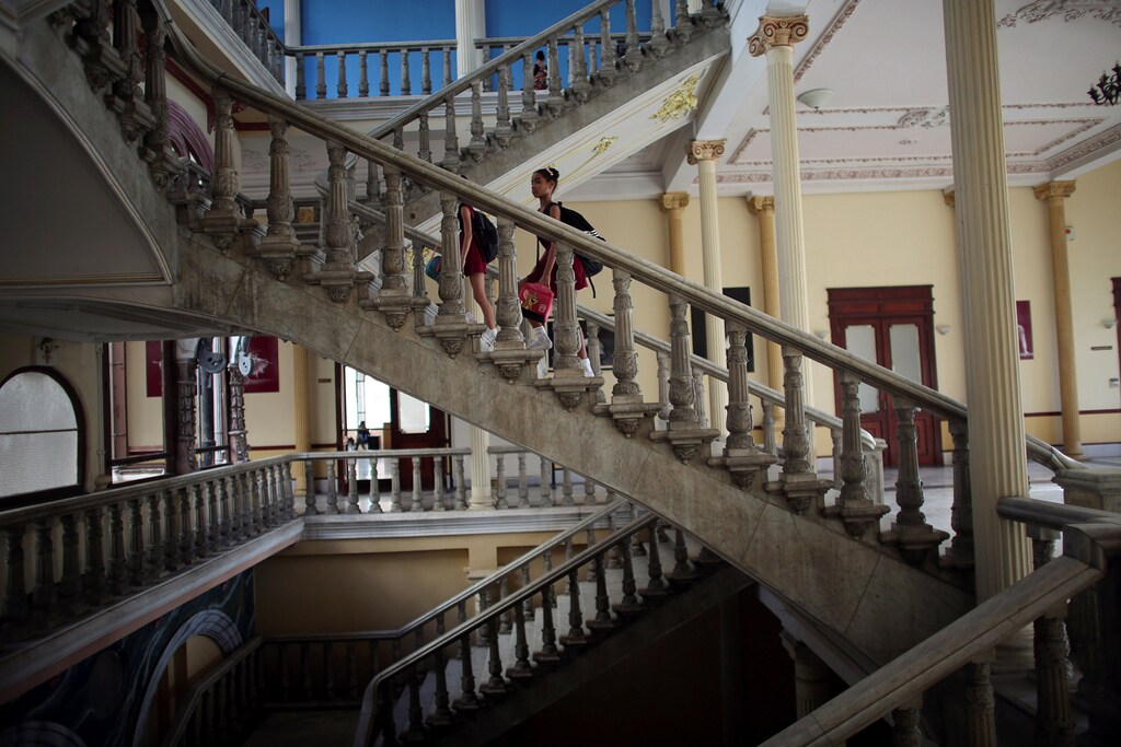 Students at the Cuba's National Ballet School (ENB) arrive for a class in Havana, Cuba, October 12, 2016. Picture taken October 12, 2016. REUTERS/Alexandre Meneghini - RTX2PB97