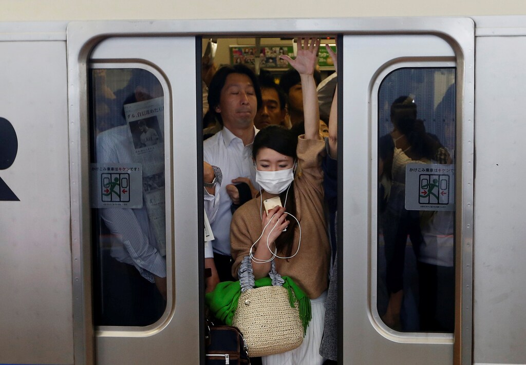 Passengers ride a overcrowded train at a station in Kawasaki, Japan June 14, 2017. REUTERS/Kim Kyung-Hoon - RC111F0C23E0