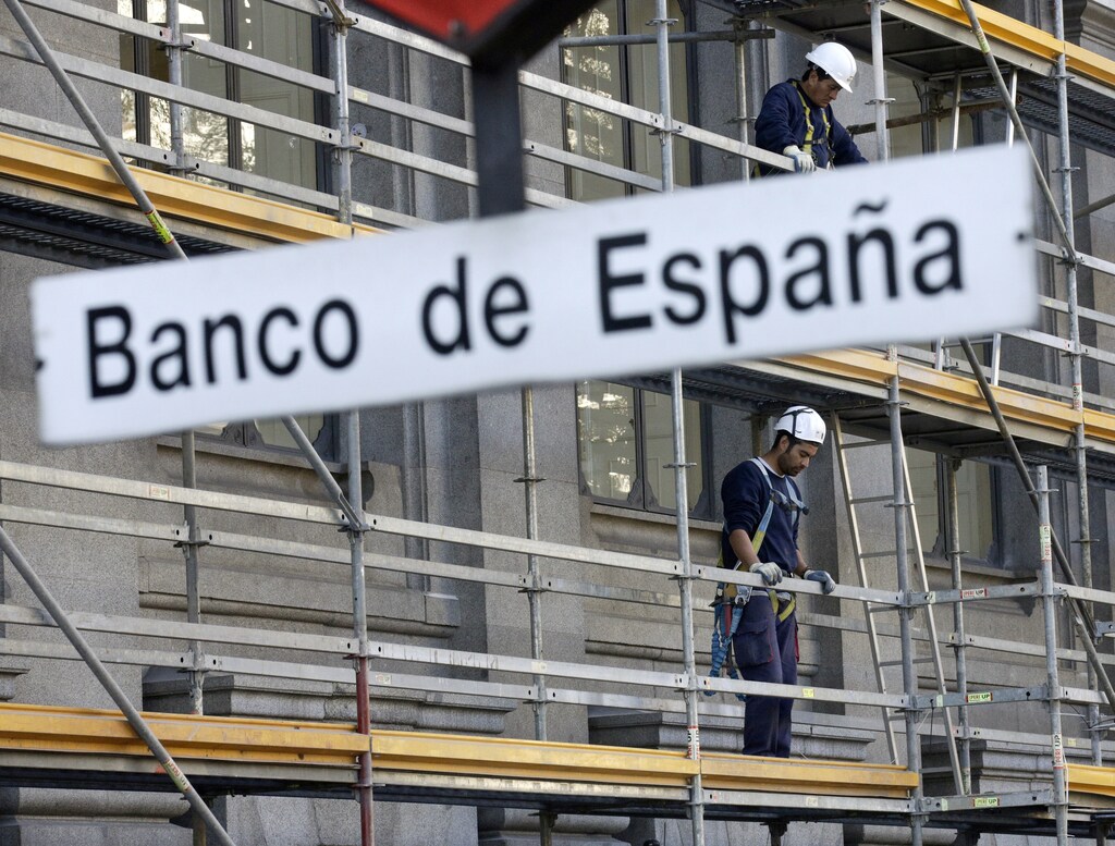 Construction workers stand on a scaffolding at the Bank of Spain in central Madrid, Spain, November 13, 2015. REUTERS/Andrea Comas/File Photo - RTSIHVW