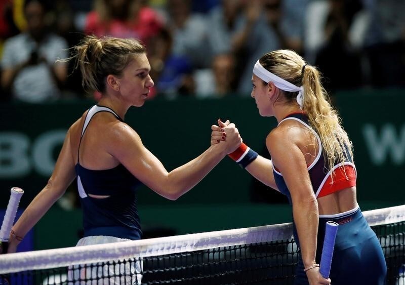 Tennis - Singapore WTA Finals Round Robin Singles - Singapore Indoor Stadium, Singapore - 27/10/16 - Simona Halep of Romania (L) congratulates Dominika Cibulkova of Slovakia. REUTERS/Edgar Su - D1BEUJJDOJAB