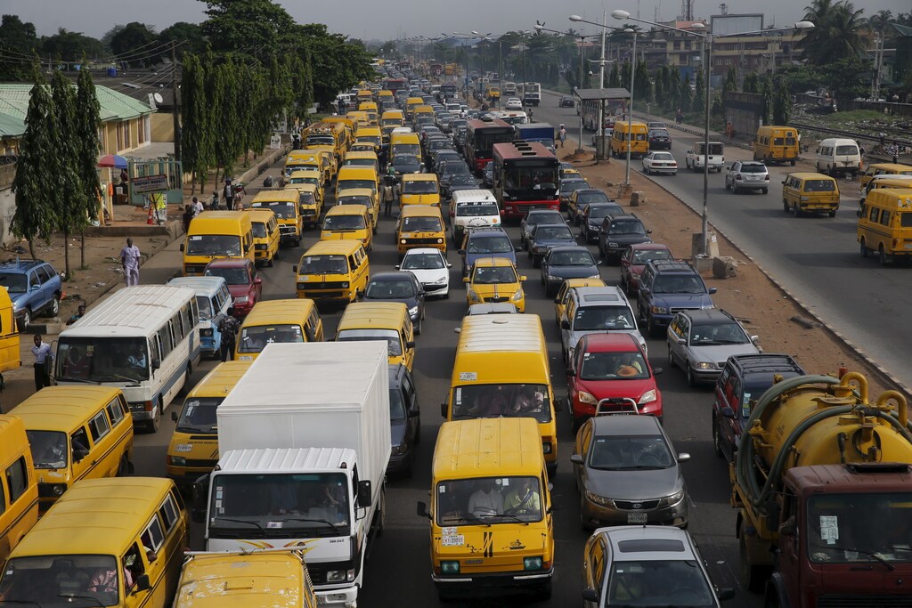 Heavy traffic passes through the Lagos-Abeokuta expressway in Ikeja district in Nigeria's commercial capital Lagos April 12, 2016.REUTERS/Akintunde Akinleye - GF10000389371