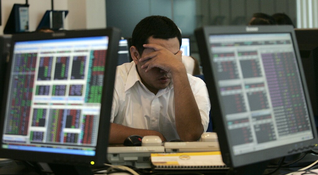A broker rests after monitoring share prices during morning trading at a securities company in Jakarta October 13, 2008. Indonesian shares slid over 5 percent on Monday after a three-day trading halt as the government raised its guarantee on bank deposits to help restore confidence in the economy in the face of the global credit crisis. REUTERS/Dadang Tri (INDONESIA) - RTX9HPI
