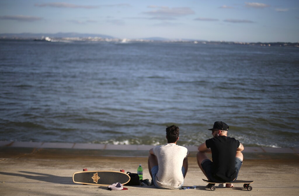 Two skaters chat near Tagus river in Lisbon, Portugal July 24, 2015. REUTERS/Rafael Marchante - GF10000169188
