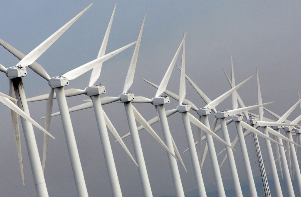 Power-generating windmill turbines are seen near Port Saint Louis du Rhone, near Marseille on December 4, 2008. REUTERS/Jean-Paul Pelissier (FRANCE) - PM1E4C418Q501