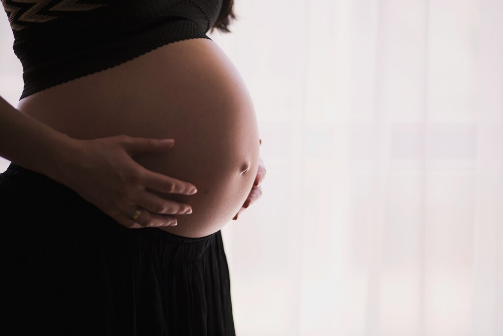 Un vientre de mujer embarazada, que ilustra la necesidad de atención prenatal.