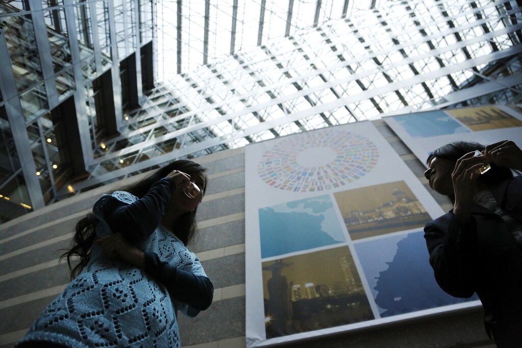 People enjoy a tea tasting event at the International Monetary Fund headquarters to help celebrate the start of the annual IMF-World Bank fall meetings in Washington, October 8, 2013. REUTERS/Jonathan Ernst (UNITED STATES - Tags: POLITICS BUSINESS) - RTX1442D