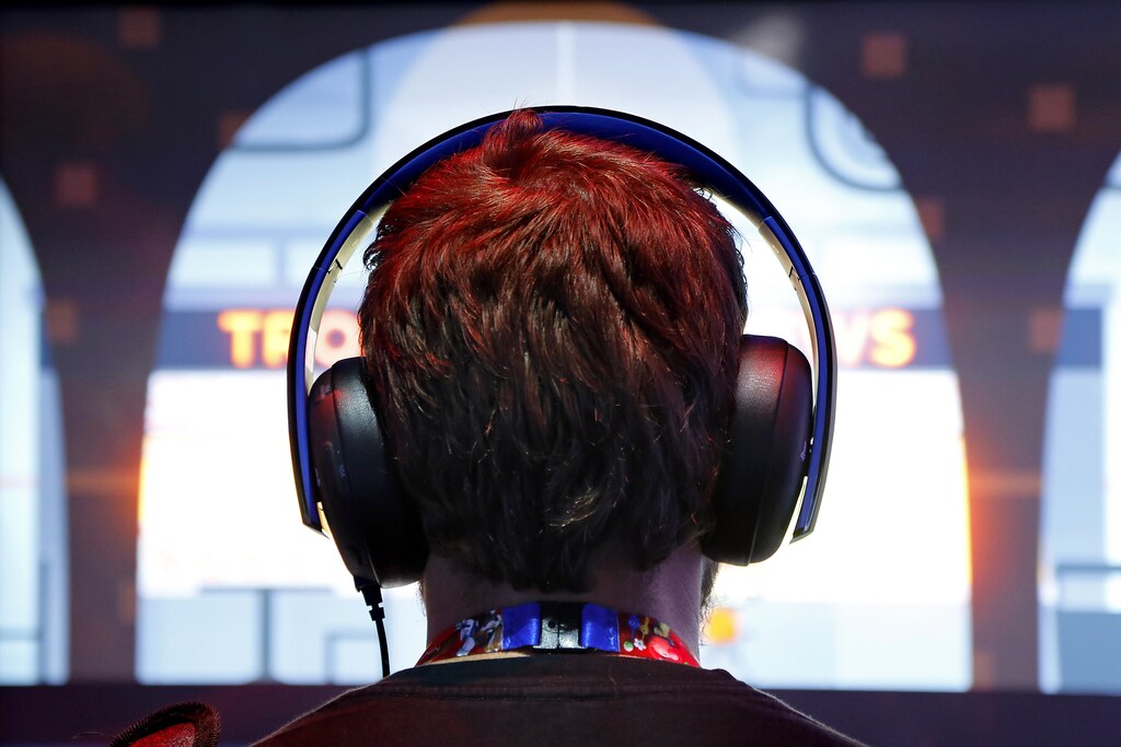 A gamer wears headphones while playing a game at the 2014 Electronic Entertainment Expo, known as E3, in Los Angeles, California June 10, 2014. REUTERS/Jonathan Alcorn (UNITED STATES - Tags: ENTERTAINMENT SCIENCE TECHNOLOGY BUSINESS) - GM1EA6B0IYN01
