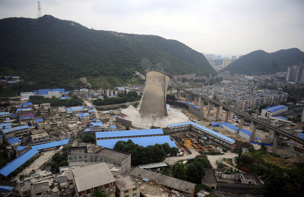 A cooling tower of a coal-burning power plant topples during a controlled demolition in Guiyang, Guizhou province, China, July 22, 2015. Picture taken July 22, 2015. REUTERS/Stringer CHINA OUT. NO COMMERCIAL OR EDITORIAL SALES IN CHINA TPX IMAGES OF THE DAY - GF10000167453