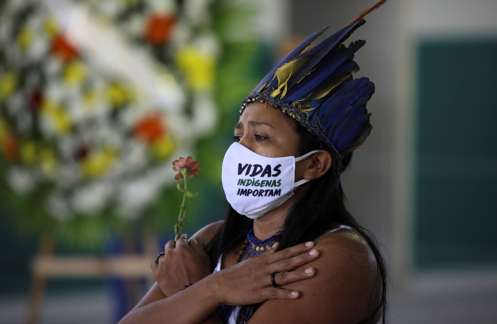 Una mujer indígena, con una máscara facial que dice "Las vidas de los indígenas importan", reacciona durante el funeral del Jefe Messias Kokama, de 53 años, del Parque das Tribos, que falleció debido a la enfermedad coronavirus (COVID-19), en el Parque das Tribos de Manaus, Brasil, el 14 de mayo de 2020.