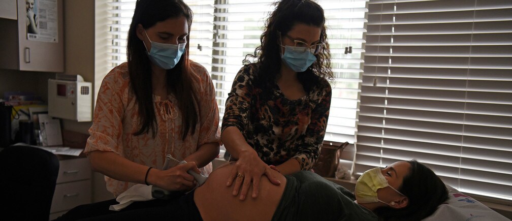 La tensión que COVID-19 ha tenido en los sistemas de salud lleva a muchas mujeres embarazadas a ser vulnerables.