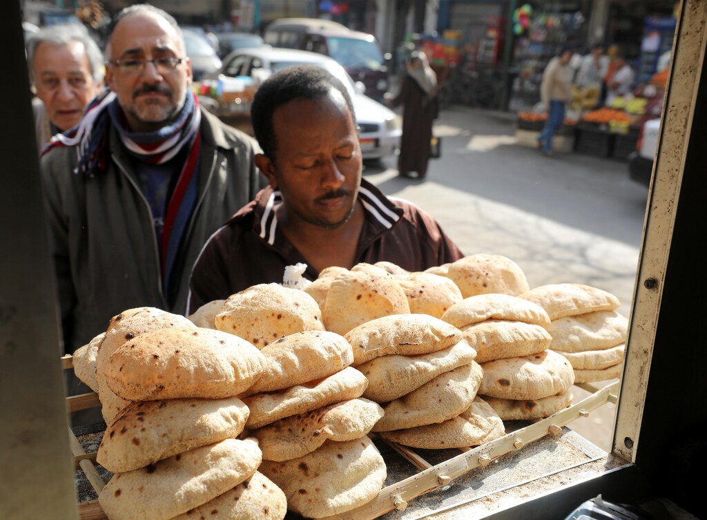 Men queue to buy bread at a bakery in Cairo, Egypt March 9, 2017. REUTERS/Mohamed Abd El Ghany - RTS1265T
