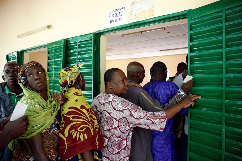 People stand in line as they wait to cast their vote for the presidential election at a polling station in Bamako, Mali July 29, 2018. REUTERS/Luc Gnago - RC19B68776C0