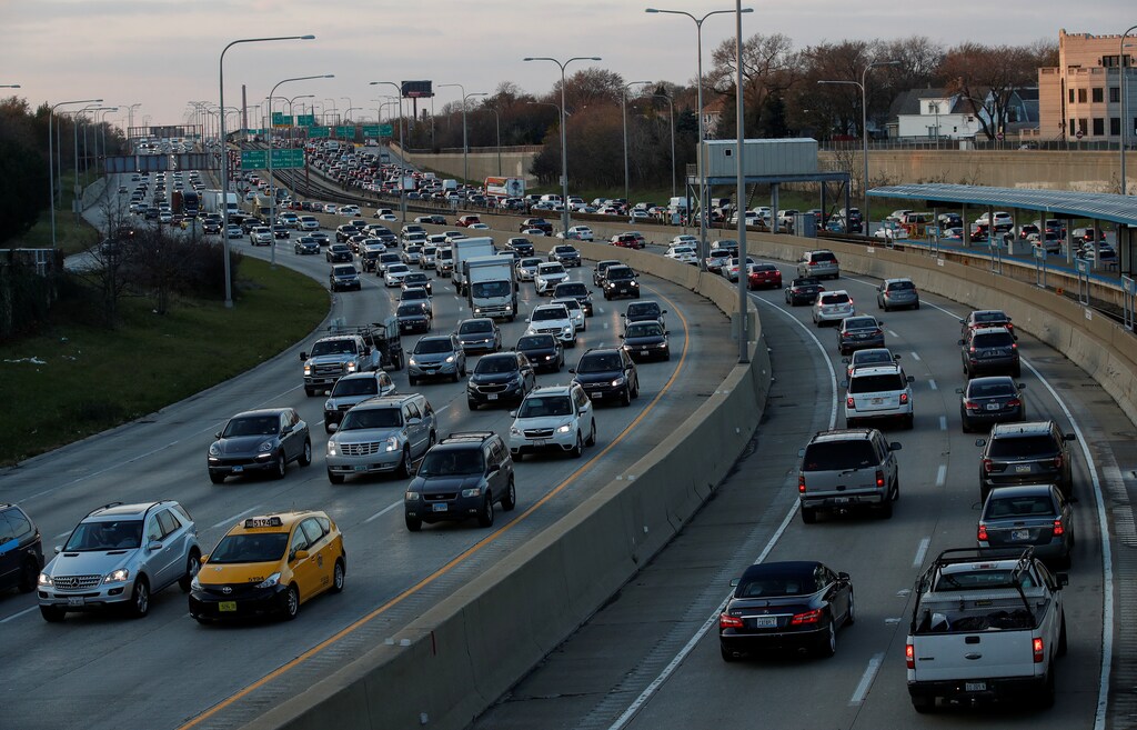 Travelers are stuck in a traffic jam as people hit the road before the busy Thanksgiving Day weekend in Chicago, Illinois, U.S., November 21, 2017. REUTERS/Kamil Krzaczynski - RC17793537B0