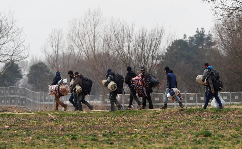 Migrant carrying their belongings walk near the Turkey's Pazarkule border crossing with Greece's Kastanies, near Edirne, Turkey, March 4, 2020. REUTERS/Leonhard Foeger - RC2YCF981IE4