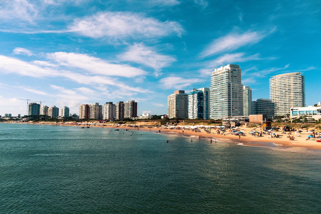 Uruguay funciona en un 98% con energías renovables.