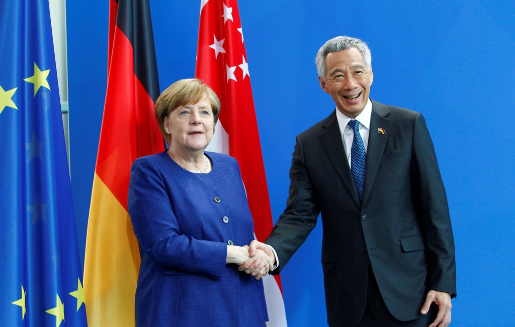 German Chancellor Angela Merkel and Singapore Prime Minister Lee Hsien Loong during a press statement ahead of their meeting at the Chancellory in Berlin, Germany, July 6, 2017. REUTERS/Michele Tantussi - RTX3A9HD