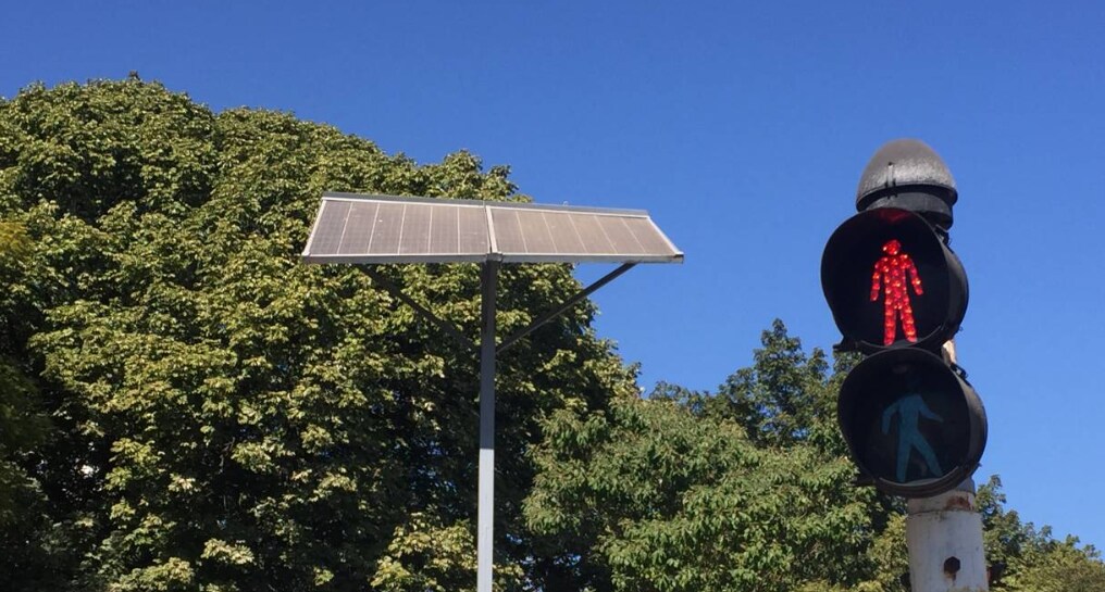 A view of a traffic light powered by solar panels in the central business district of Bulawayo, Zimbabwe, July 14, 2019. Thomson Reuters Foundation/Lungelo Ndhlovu