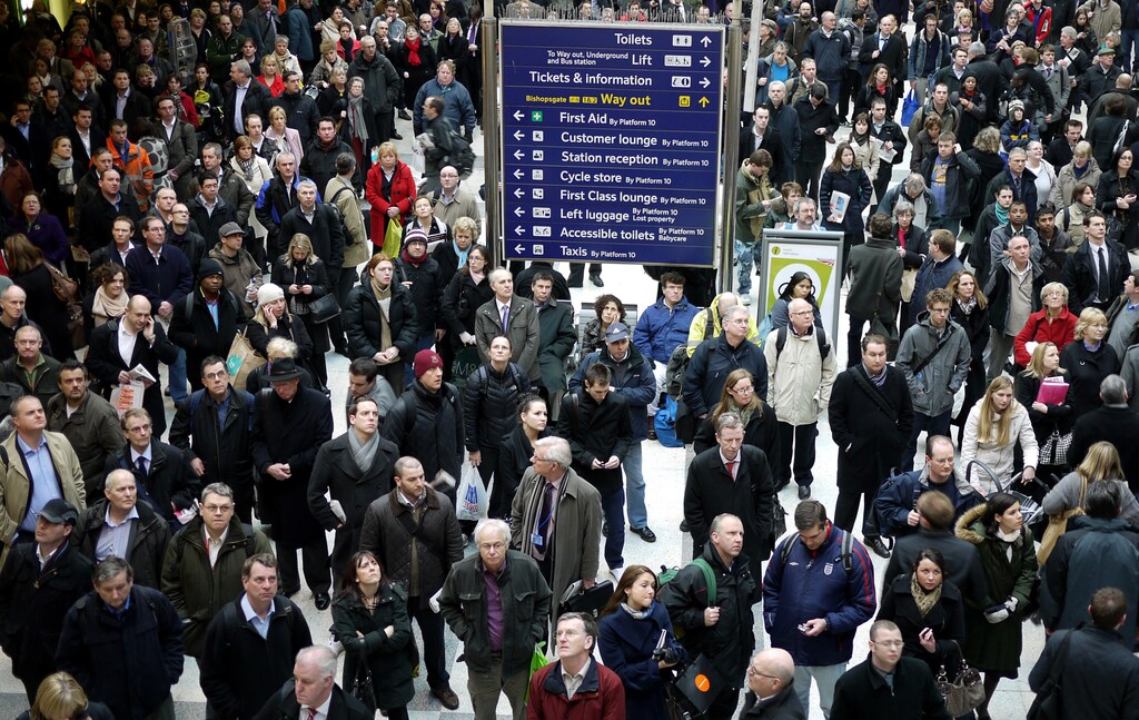 Stranded commuters wait for instructions after trains were delayed at Liverpool Street station in London March 10, 2010. REUTERS/Chris Helgren (BRITAIN - Tags: IMAGES OF THE DAY TRANSPORT) - GM1E63B05Y901