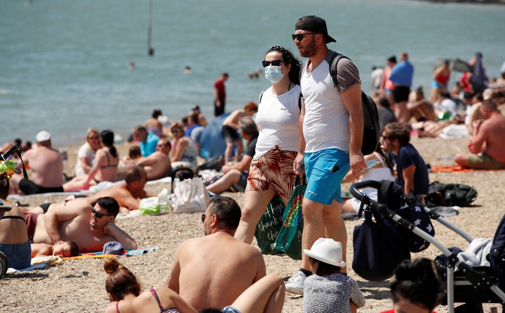 Una mujer con una máscara es vista en la playa de Southend tras el brote de la enfermedad coronavirus (COVID-19), Southend, Gran Bretaña, 25 de mayo de 2020.