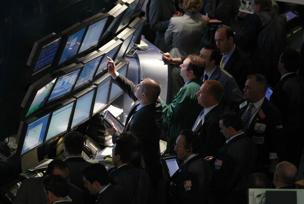 Floor traders gather at the NYSE's Operations Control Center on the floor of the New York Stock Exchange, May 25, 2010. REUTERS/Brendan McDermid (UNITED STATES - Tags: BUSINESS) - GM1E65P1UJV01
