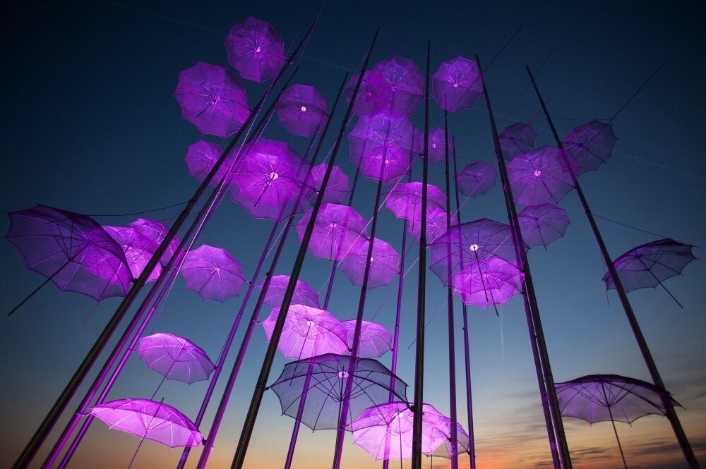"Umbrellas", the sculpture by Giorgos Zogolopoulos is illuminated in pink light to mark Breast Cancer Awareness Month in Thessaloniki in northern Greece October 21, 2014. REUTERS/Alexandros Avramidis (GREECE - Tags: HEALTH SOCIETY TPX IMAGES OF THE DAY)