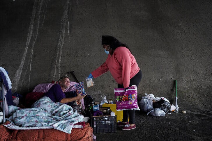 Dominick Walton, who is homeless herself, serves food to homeless people amid the coronavirus disease (COVID-19) outbreak in Houston, Texas, U.S., April 19, 2020. Picture taken April 19, 2020.