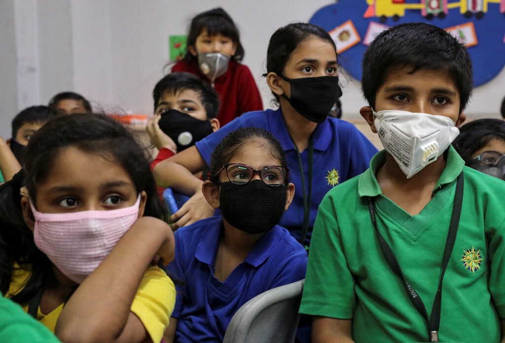 Estudiantes con máscaras protectoras asisten a una conferencia como parte de una campaña de concienciación sobre el coronavirus en una escuela de Calcuta, India, el 6 de marzo de 2020.