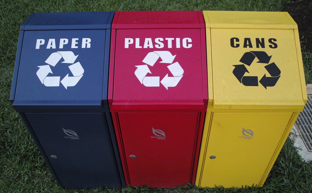 Recycle bins are pictured at a park in Singapore June 17, 2008. REUTERS/Tim Chong (SINGAPORE) - GM1E46H1RC201