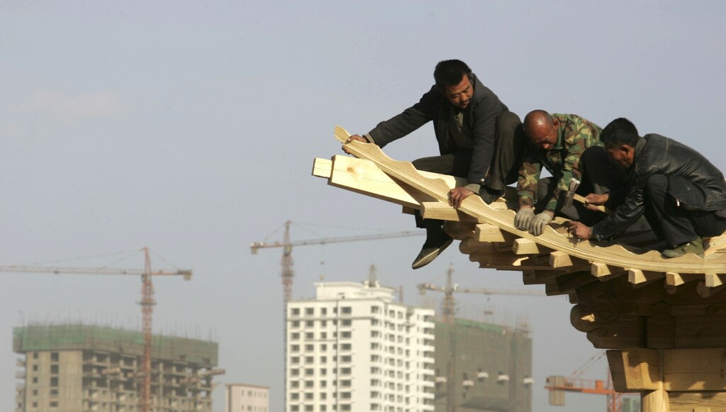 Workers build a Chinese style bower at a park near a construction site in Taiyuan, Shanxi province November 16, 2008. China's growth prospects are increasingly clouded by a gap between rich and poor that is deterring consumption and dragging down productivity, said a report released on Sunday.REUTERS/Stringer (CHINA). CHINA OUT. NO COMMERCIAL OR EDITORIAL SALES IN CHINA. - GM1E4BG1DSC01