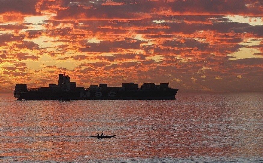 Kayakers take in the last of the day's light as they paddle past a ship anchored off Cape Town, May 1, 2011. REUTERS/Mike Hutchings (SOUTH AFRICA - Tags: IMAGES OF THE DAY SOCIETY) - RTR2LVIK