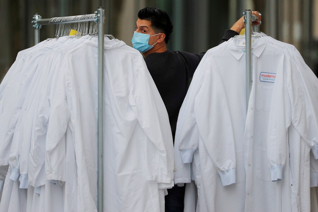 Un trabajador entrega batas de laboratorio protectoras a la sede de Moderna Therapeutics, que está desarrollando una vacuna contra la enfermedad del coronavirus (COVID-19), en Cambridge, Massachusetts, EE.UU., el 18 de mayo de 2020.