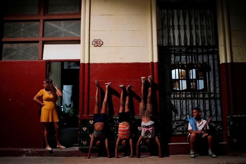 Children play on the sidewalk in downtown Havana, Cuba, December 5, 2019. REUTERS/Alexandre Meneghini TPX IMAGES OF THE DAY - RC2DPD95LJZC