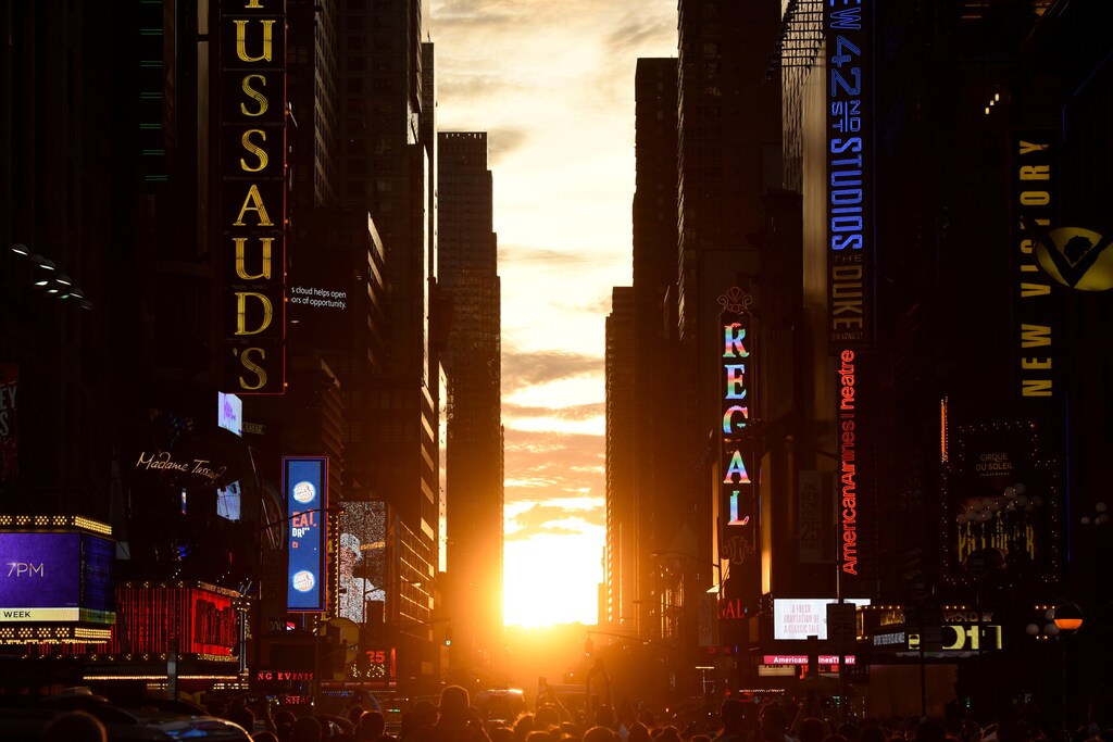 The sun sets over Manhattan, aligned exactly with the streets in a phenomenon known as "Manhattanhenge", in New York City, U.S., July 11, 2016. REUTERS/Mark Kauzlarich