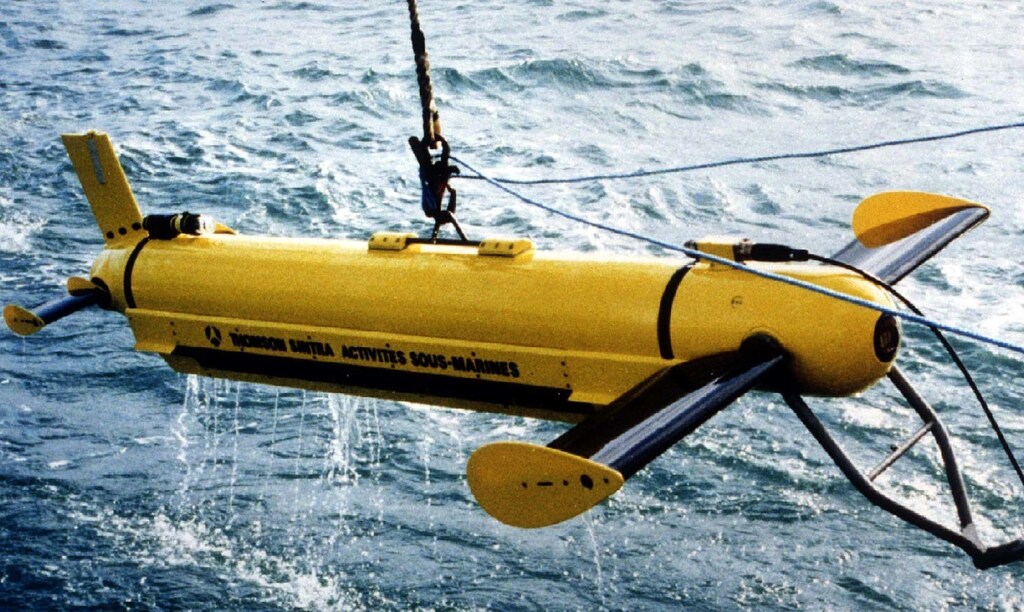 -UNDATED FILE PHOTO - The US. Navy will search the Atlantic Ocean floor off New York for key flight data and voice recorders from the TWA passenger jet that crashed July 17, the Pentagon said July 18. This side-scan sonar array shown in file photo is similar to a device that may be used in the search. - PBEAHUMVSCD