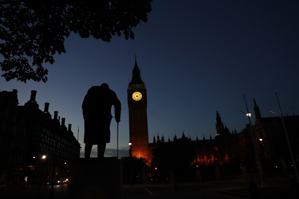 Dawn breaks behind the Houses of Parliament and the statue of Winston Churchill in Westminster, London, Britain June 24, 2016. REUTERS/Stefan Wermuth TPX IMAGES OF THE DAY - RTX2HW7D