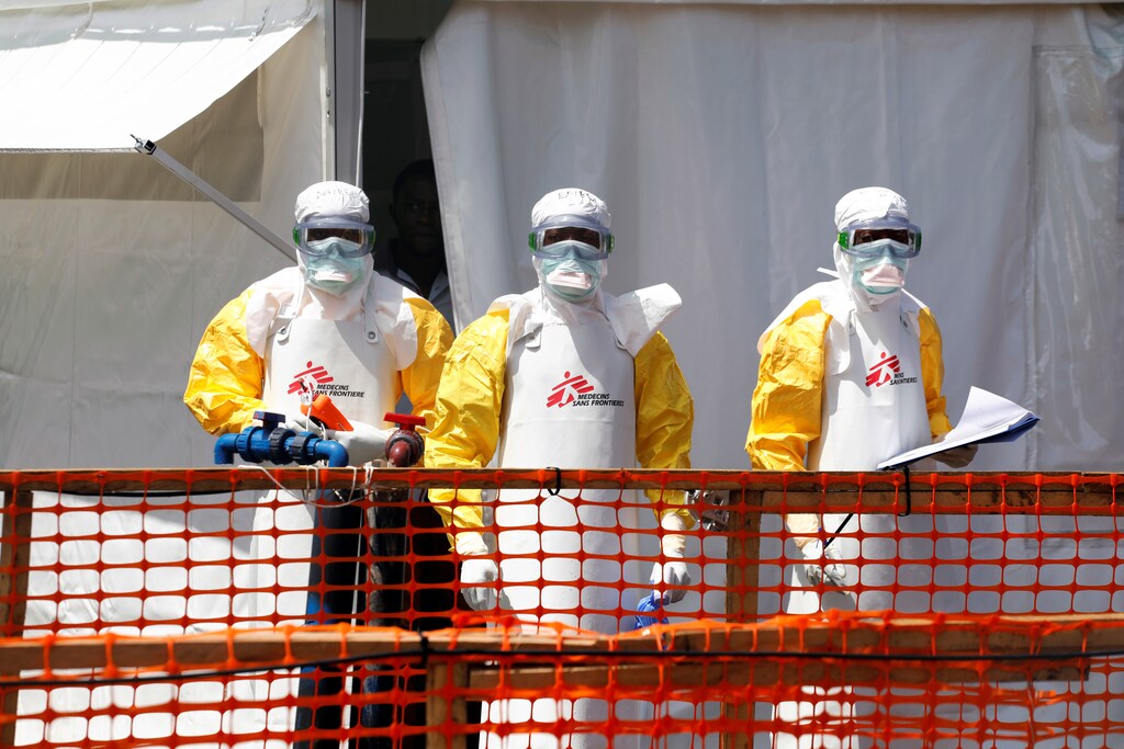 Health workers dressed in protective suits are seen at the newly constructed MSF(Doctors Without Borders) Ebola treatment centre in Goma, Democratic Republic of Congo, August 4, 2019.REUTERS/Baz Ratner - RC1DB84513C0