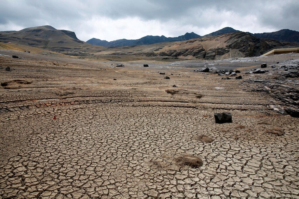 A view of dried Ajuan Khota dam, a water reserve affected by drought near La Paz, Bolivia, November 17, 2016.Picture taken in November 17, 2016. REUTERS/David Mercado - RTX2UCSN