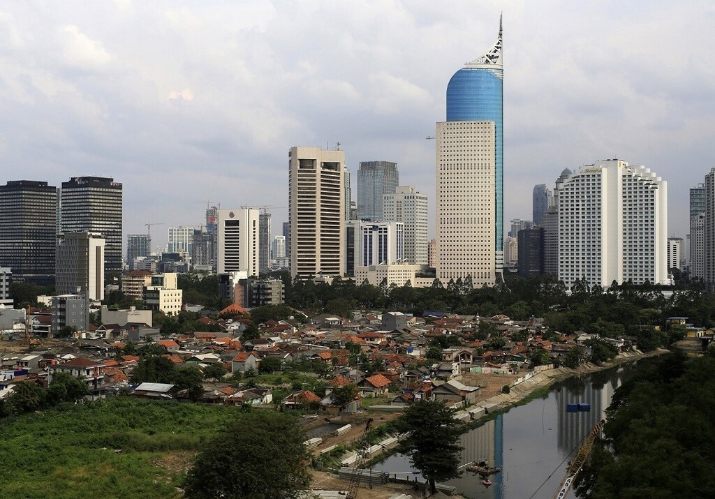 An aerial view of the business district in Jakarta, May 5, 2014. Indonesia's economy grew at its slowest in more than four years in the first quarter as a mineral export ban, successive interest rate rises and uncertainty over upcoming presidential elections unnerved investors. REUTERS/Beawiharta (INDONESIA - Tags: CITYSCAPE BUSINESS) - RTR3NTOQ